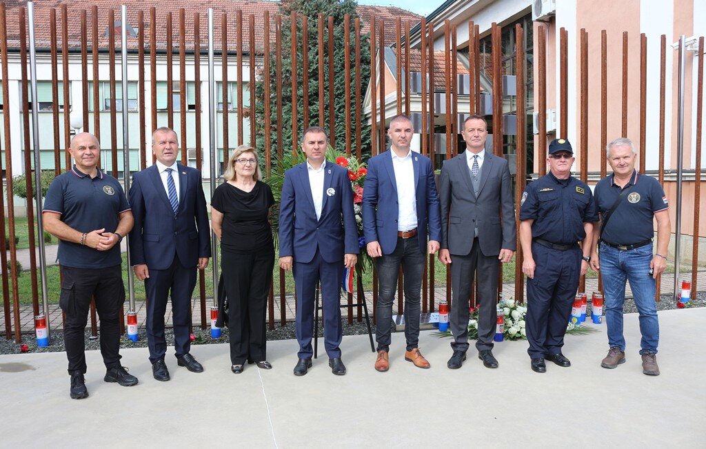 [FOTO] Kod spomen obilježja poginulim i nestalim policajcima PU Varaždin održana obljetnica odlaska 185 policajaca PU Varaždin u obranu Vukovara