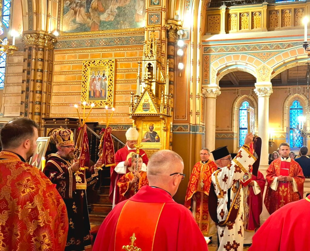[FOTO/VIDEO] VEČER UOČI BLAGDANA ZAŠTITNIKA KRIŽEVACA Arhijerejska liturgija i procesija sa svijećama