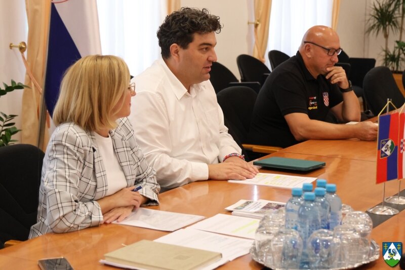 Cn9a0551 800x800 Equal