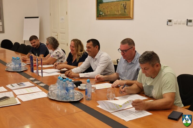 Cn9a0576 800x800 Equal