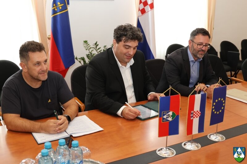 Cn9a0588 800x800 Equal