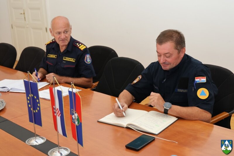 Cn9a0590 800x800 Equal