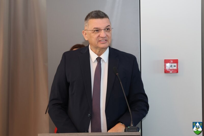 Cn9a1075 800x800 Equal