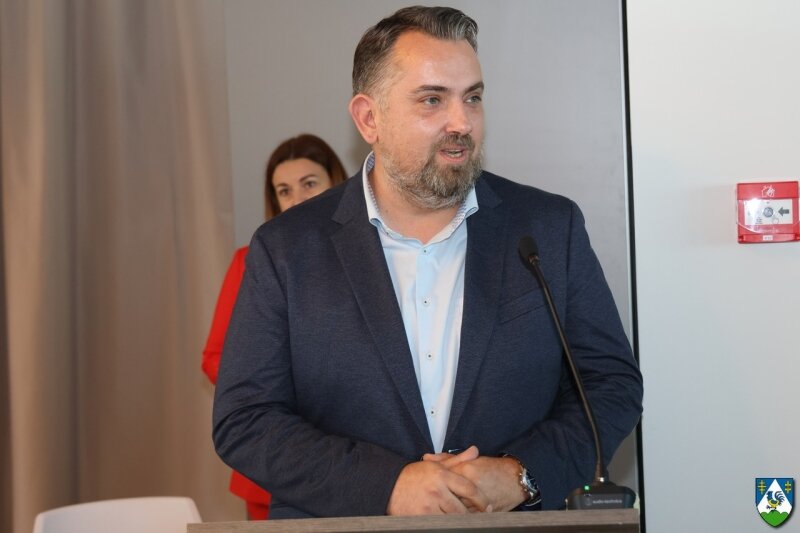 Cn9a1106 800x800 Equal