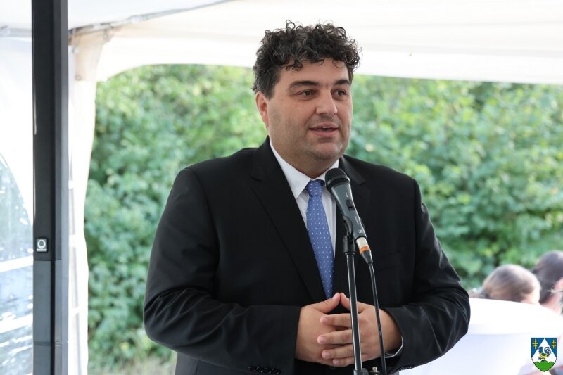 Cn9a9605 800x800 Equal