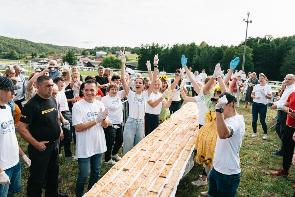 [FOTO] OVO JE NAJDUŽA LINIJA ŠTRUDLI NA SVIJETU Pogledajte kako izgleda 3136,84 metara štrudle
