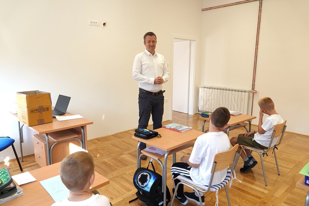 [FOTO] Učenici u Mičetincu novu školsku godinu započeli u potpuno obnovljenoj školi