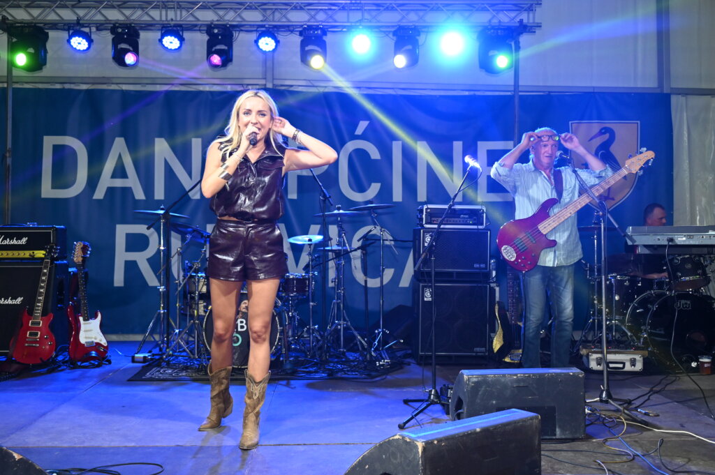 [FOTO/VIDEO] Aquarius zabavlja okupljene u Rugvici uoči koncerta Željka Bebeka