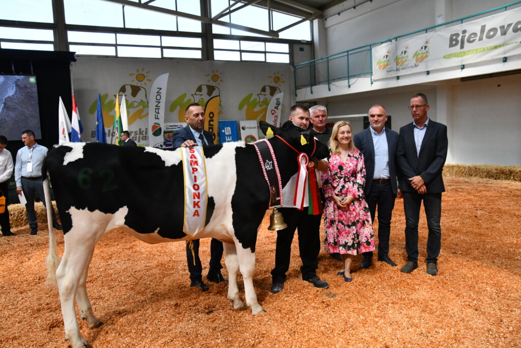 [FOTO/VIDEO] Junica Petra proglašena šampionkom holstein pasmine na 32. bjelovarskog sajmu
