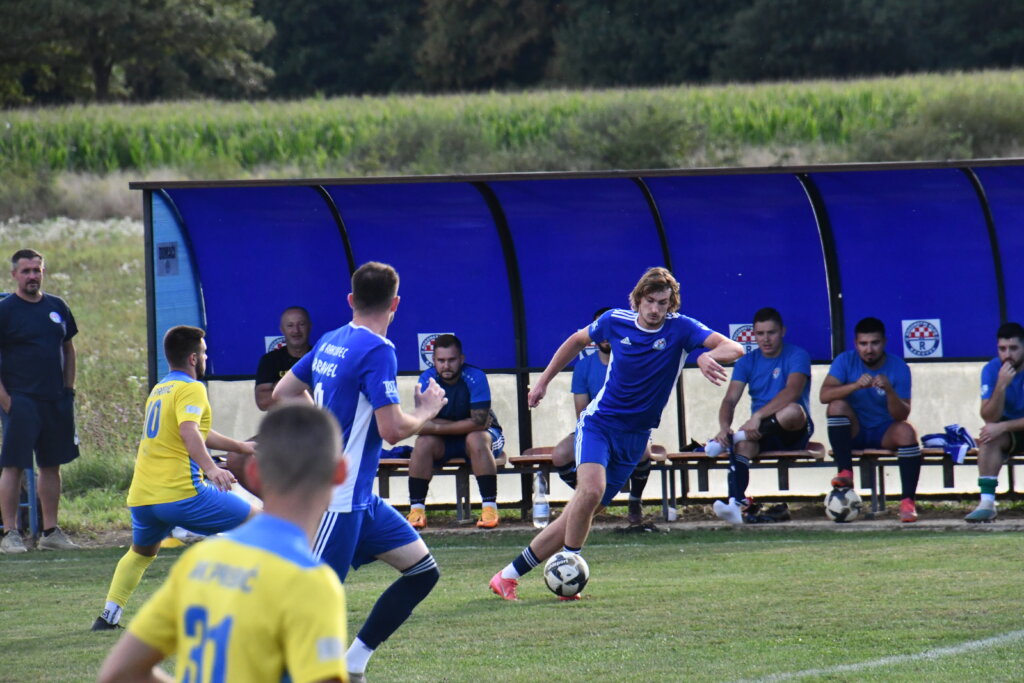 NOGOMET – JEDINSTVENA 1. ŽNL Slavlje Rakovca, Krvarić u jednom poluvremenu pospremio “pet komada”