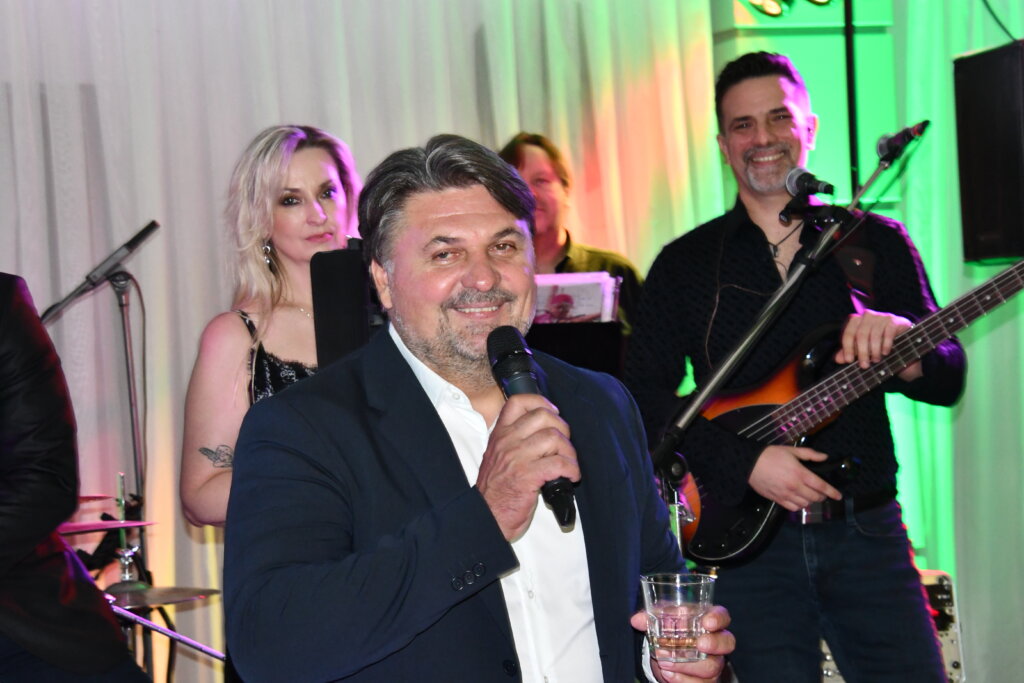 [FOTO] Poznati prigorski političar slavi 50. rođendan, fešta je počela, svira Joker band