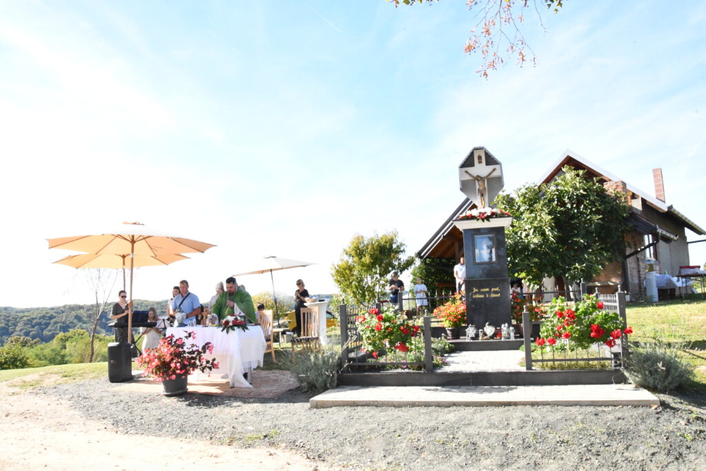 [FOTO/VIDEO] Mokrice Miholečke krasi novouređeno raspelo, održano svečano misno slavlje