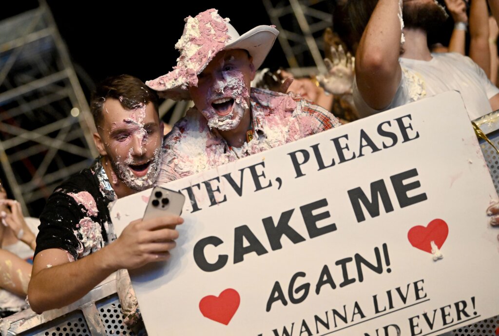 Vatreno otvaranje Fair Festa: Na prvom nastupu u Zagrebu Steve Aoki fanovima servirao tortu u lice i poručio „Hrvatska, volim te“