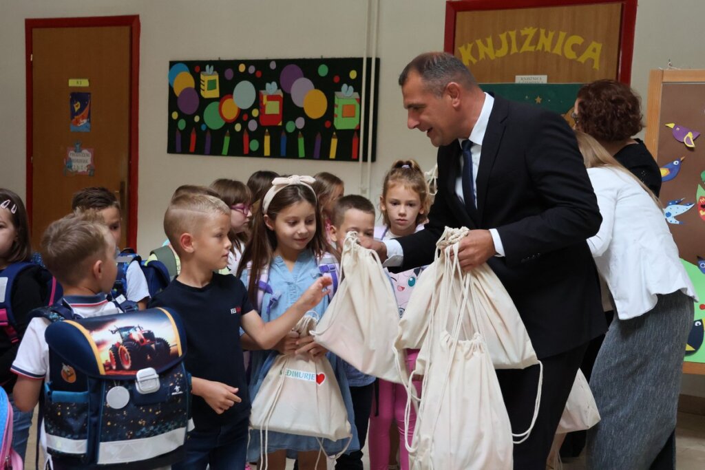 [FOTO] Župan Matija Posavec iz Osnovne škole Prelog srdačno pozdravio sve prvašiće Međimurja