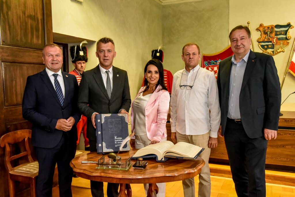 [FOTO] Povijesna ceremonija na Dan Varaždinske županije: U Knjigu instalacija upisali se županijski vijećnici, predsjednik Skupštine i župan