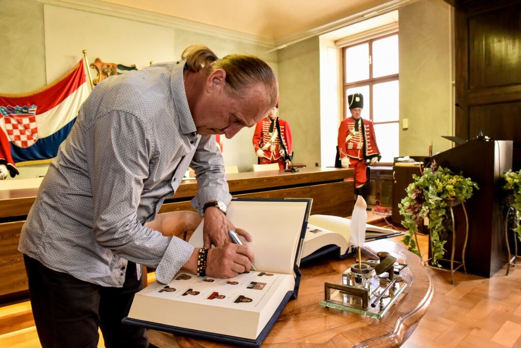 Knjiga Instalacija (8)