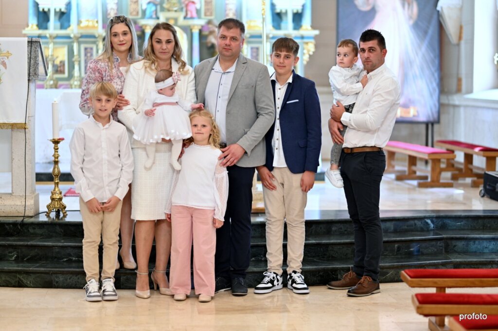 SAKRAMENT KRŠTENJA Krštena je mala Dora