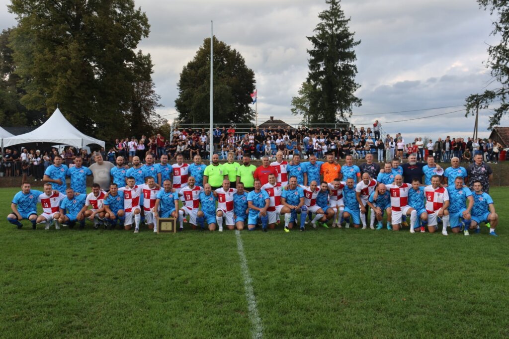 NOGOMET – SPEKTAKL U GRADECU Snage odmjerili veterani Hrvatske i veterani gradečke Slobode