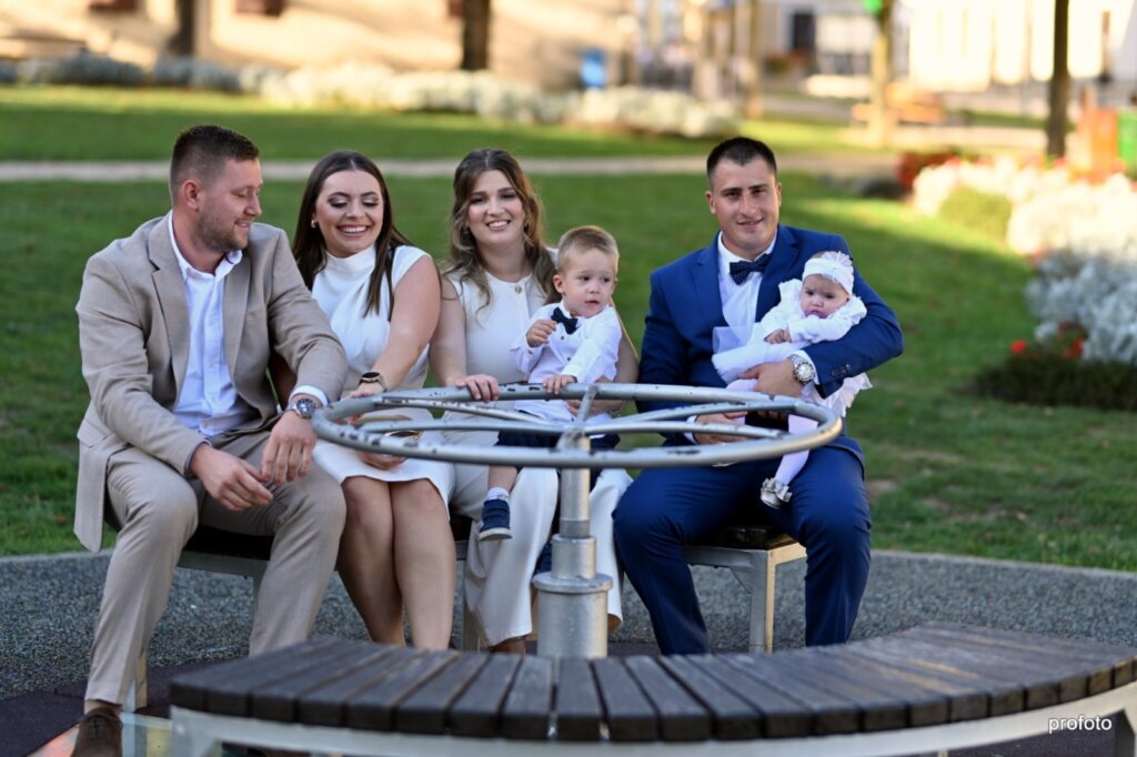 SAKRAMENT KRŠTENJA Krštena je mala Larisa