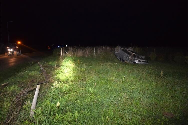 Zbog neprilagođene brzine 20-godišnjak izletio autom izvan kolnika, udario u betonski most pa se prevrnuo