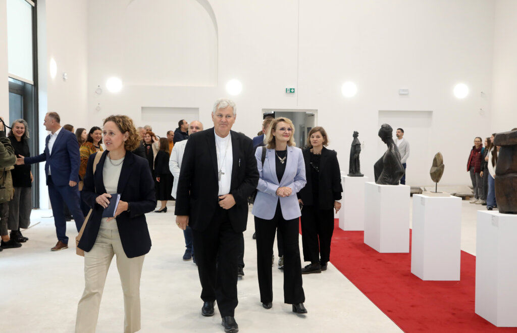 Ministrica kulture u Sisku otvorila izložbu “Kratka povijest hrvatske skulpture”