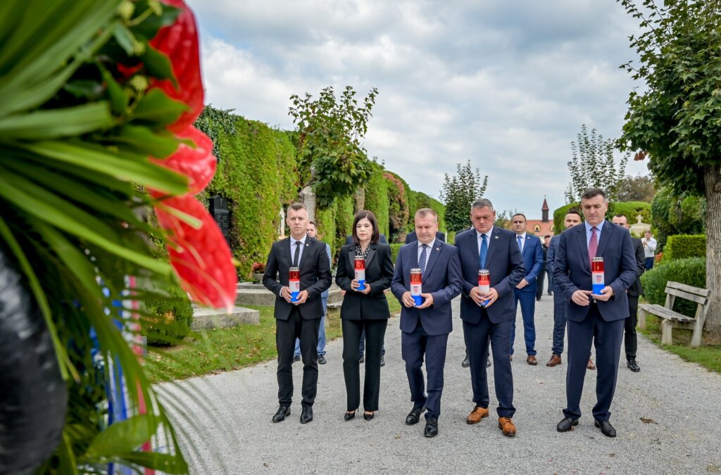 [FOTO] Povodom Dana Varaždinske županije odana počast pokojnom županu Mlinariću, pokojnim zamjenicima župana dr. Beeru i Stolniku kao i svim preminulim građanima te poginulim i nestalim hrvatskim braniteljima