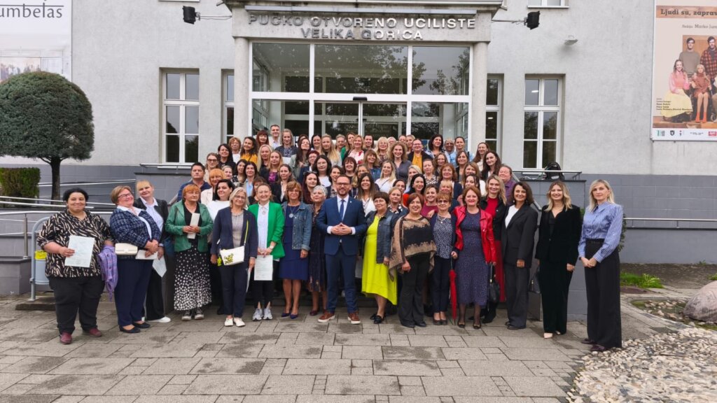 ZAVRŠENA EDUKACIJA POMOĆNIKA U NASTAVI Gradonačelnik Ačkar uručio uvjerenja o osposobljavanju