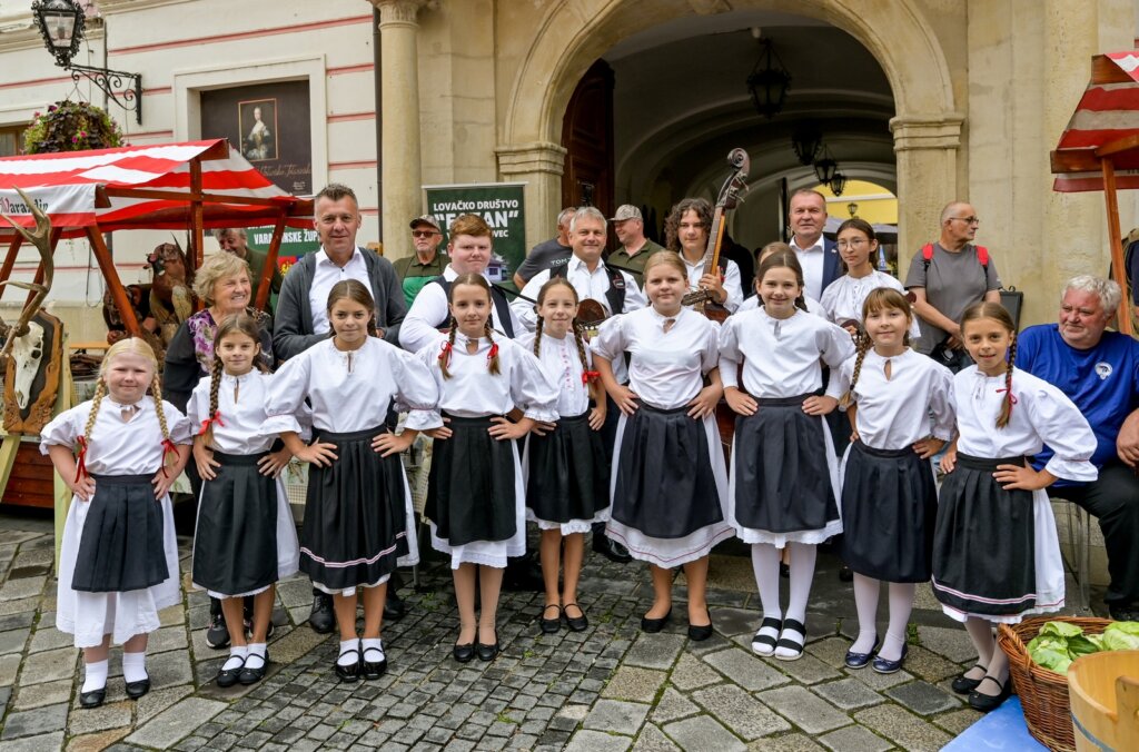[FOTO] Sajam poljoprivrednih udruga ispred Županijske palače u Varaždinu okupio veliki broj izlagača, ali i posjetitelja
