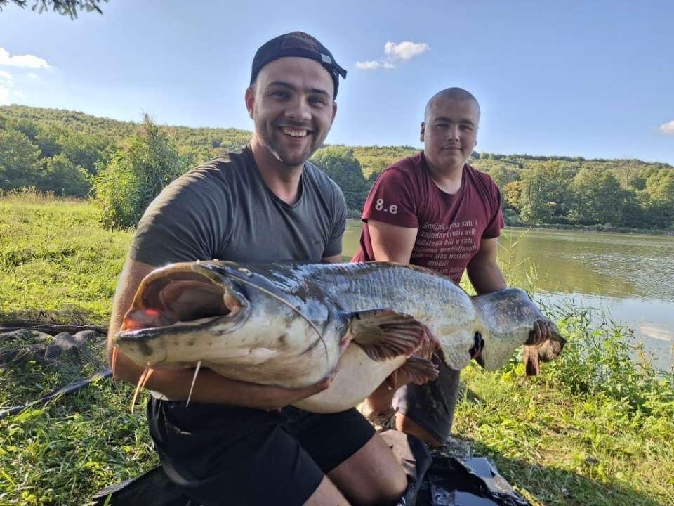 JEZERO ČABRAJI KOD KRIŽEVACA Matija ulovio grdosiju od 45 kilograma