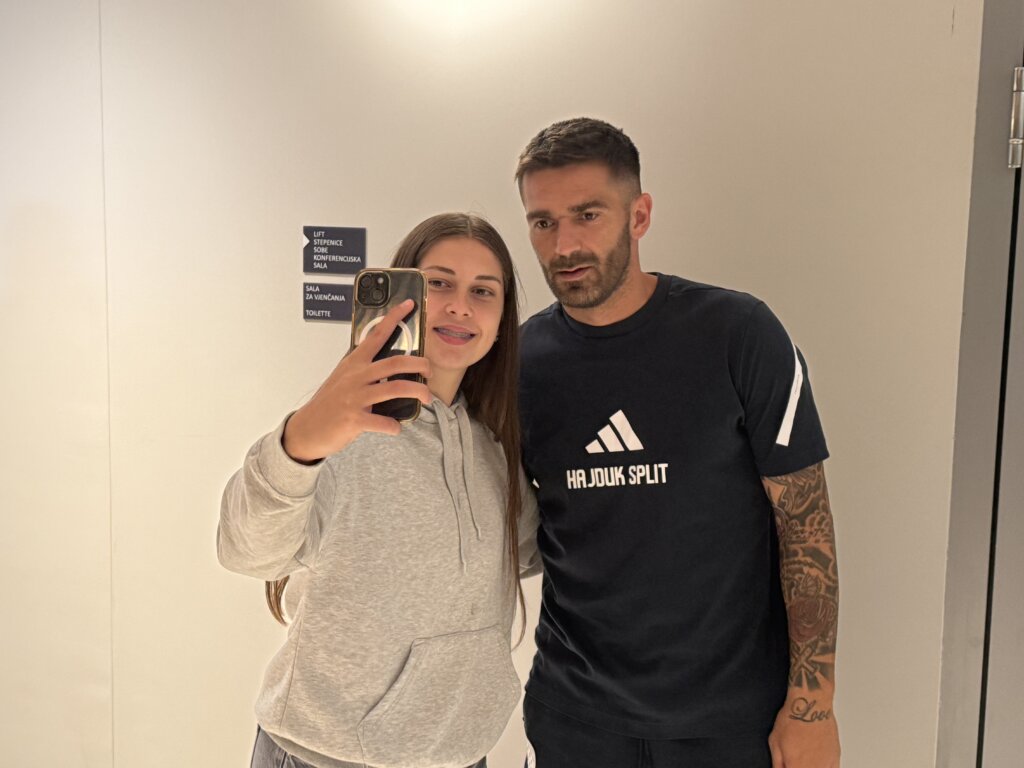 Gužva za fotografiranje u Križevcima s nogometašima Hajduka