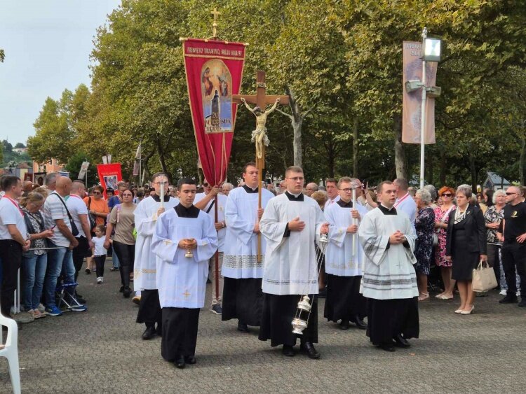 [FOTO] Ludbreška Sveta Nedjelja i ove godine okupila veliki broj hodočasnika, Svetoj misi nazočili i županijski dužnosnici
