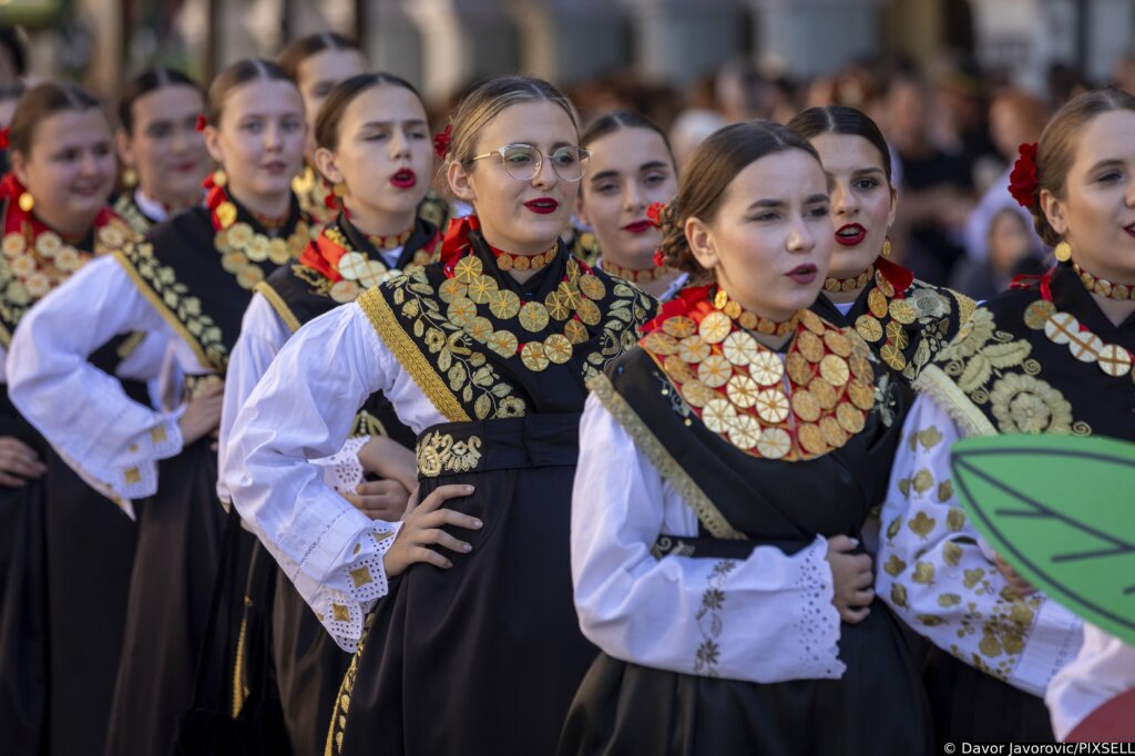 [VIDEO] 70-tak folklornih skupine prodefiliralo u pjesmi i plesu na 60. Vinkovačkim jesenima
