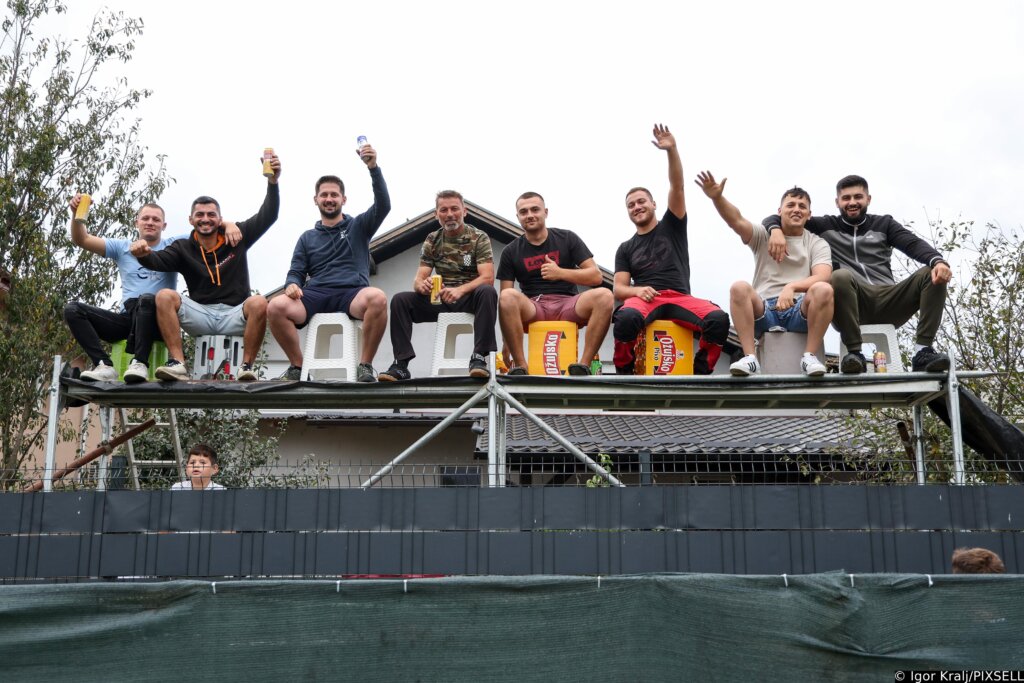 Navijači u Predavcu pratili utakmicu sa svih pozicija, bilo je i bakljade