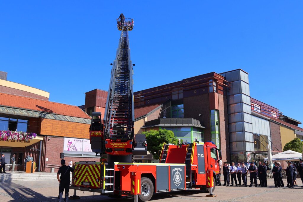 [FOTO] Javna vatrogasna postrojba Čakovca za 50. rođendan dobila ljestve vrijedne više od milijun eura