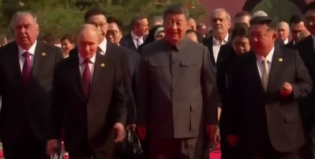 Xi okružen Putinom i Kimom poručio da je Kina nezaustavljiva