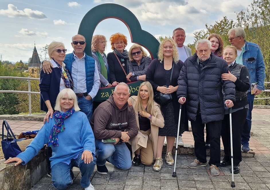 08 S Novinarima Fijet A Ispred Radobojskog Interpretacijskog Centra Hiža Vinove Loze