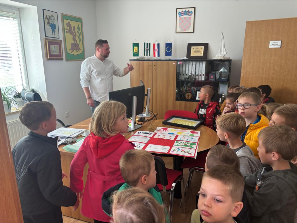 560624888 10238791272628765 386340397181579879 N