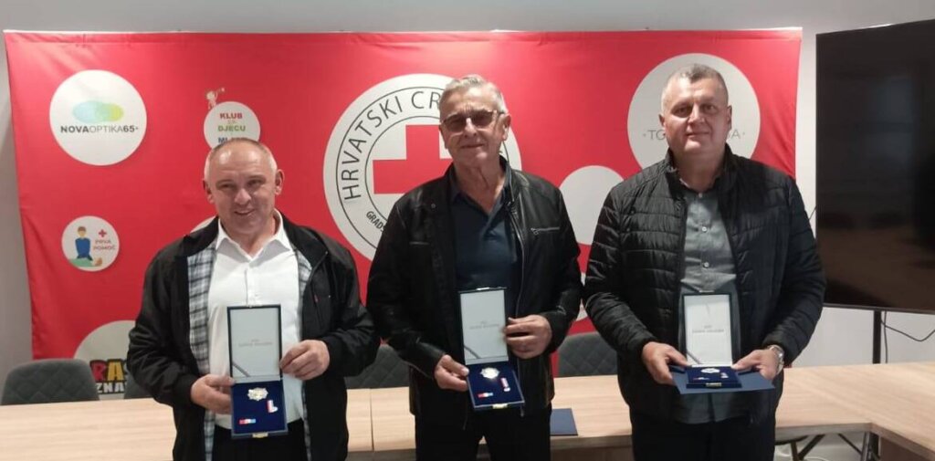 Dobrovoljni darivatelji krvi Željko Novosel i Dražen Hegeduš iz Vrbovca te Marijan Bereković iz Dubrave odlikovani kod predsjednika Milanovića