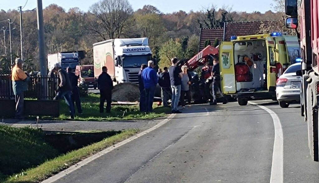 Sudar automobila i traktora, prekinut je promet