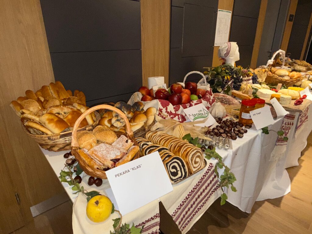 6e8a6566 52c8 4919 83fb 7b2ca13d45dd