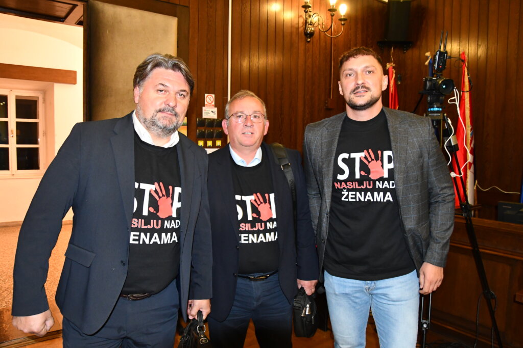 [VIDEO] STOP NASILJU NAD ŽENAMA Križevački gradski vijećnici minutom šutnje odali počast svim stradalim ženama, minutu šutnje prekinuo Ivan Majdak