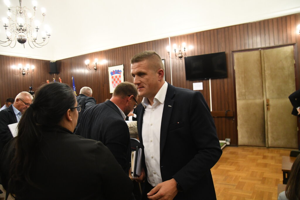 DJELATNICI KRIŽEVAČKOG KOMUNALNOG PODUZEĆA NEĆE TAKO BRZO DOBITI VEĆE PLAĆE Gradonačelnik Katanović: Imamo plaće koje ih mogu zadržati i jedno održivo stanje