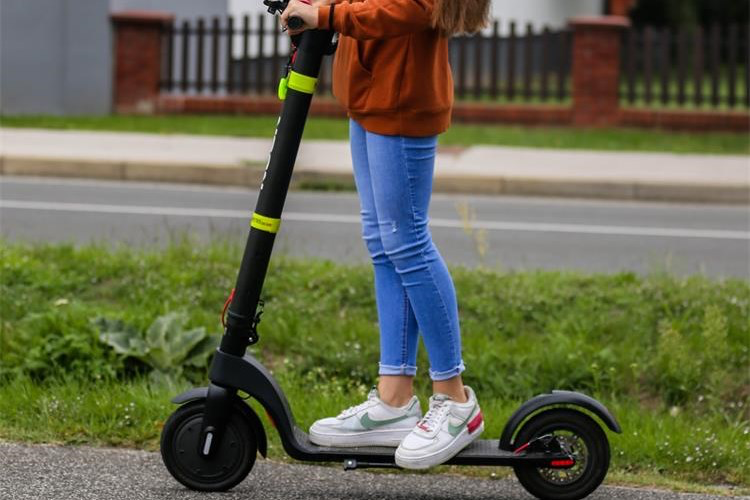 U prometnoj nesreći vozačica električnog romobila teže ozlijeđena