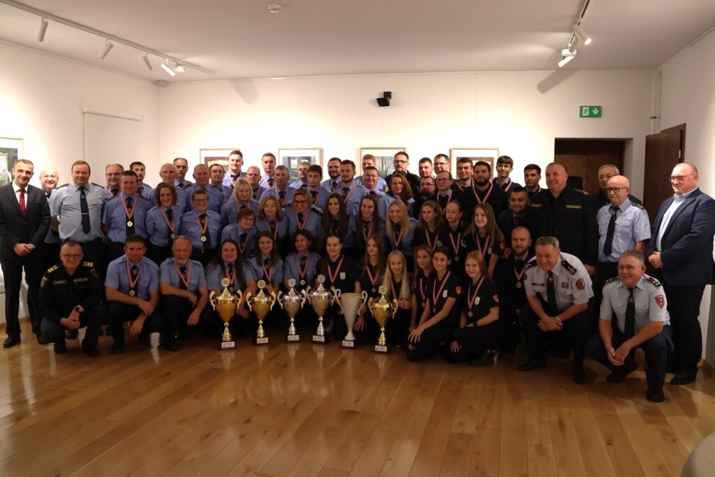 Župan Matija Posavec i zamjenik Mario Medved na svečanom prijemu zahvalili trofejnim vatrogascima na promociji i doprinosu vatrogastvu