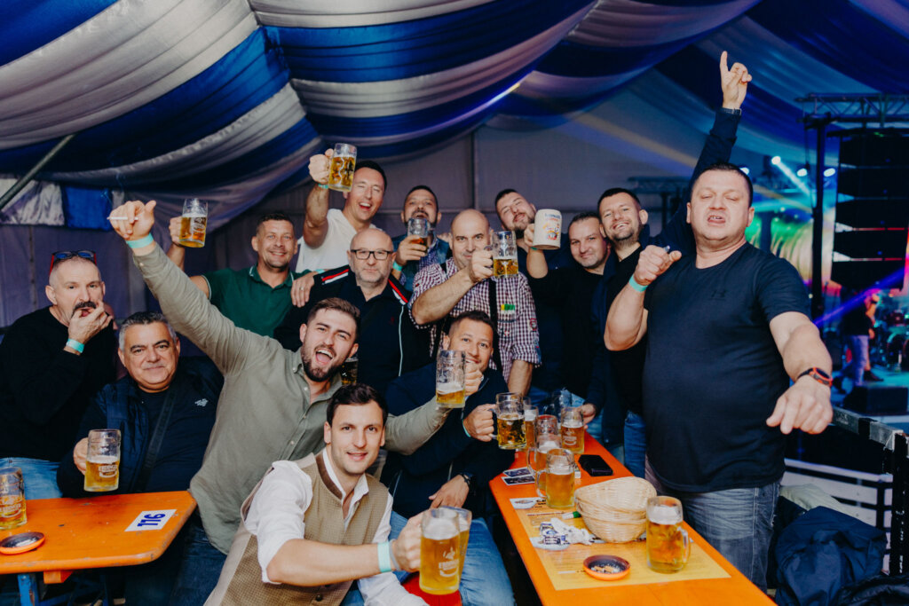 Oktobeer Fest Ljudi U šatoru