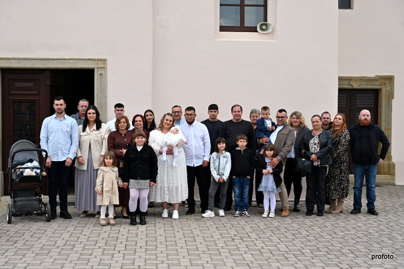 SAKRAMENT KRŠTENJA Krštena je mala Dora