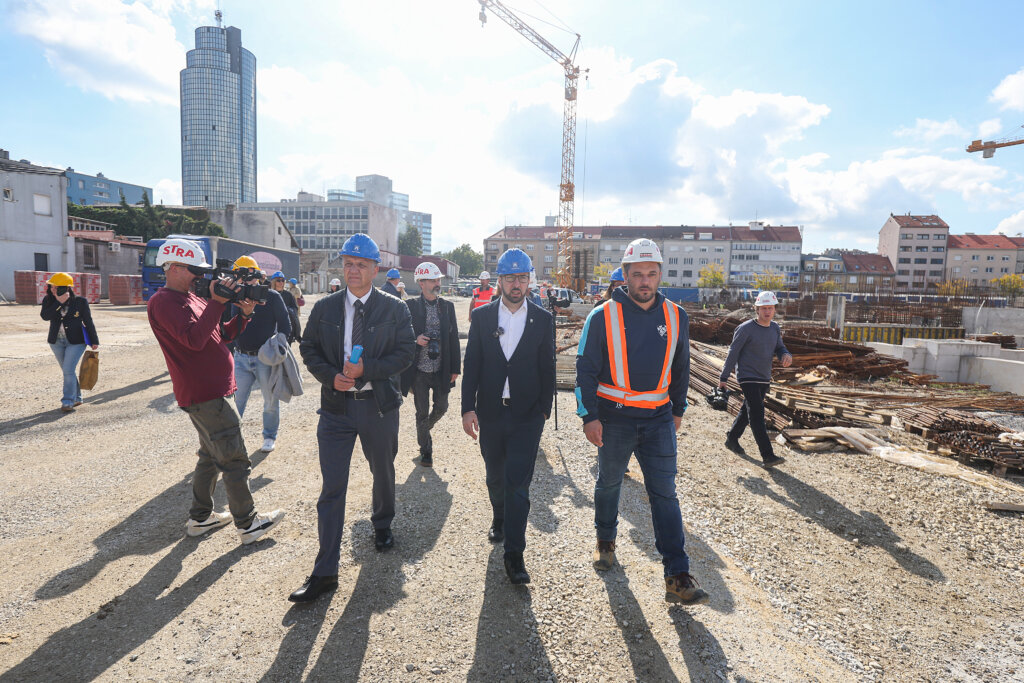 Tomašević obišao radove na rekonstrukciji stadiona u Kranjčevićevoj  