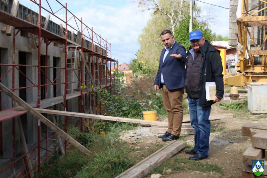 Župan Tomislav Golubić obišao radove dogradnje križevačke Gimnazije i rekonstrukcije školskog igrališta