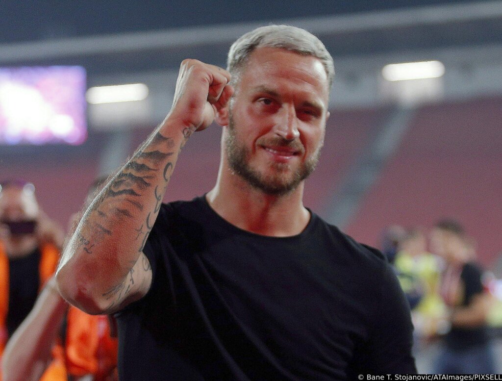 Beograd: Marko Arnautović Na Utakmici Crvene Zvezde I Beograda Spustio Se Iz Lože I Pozdravio Navijače Zvezde