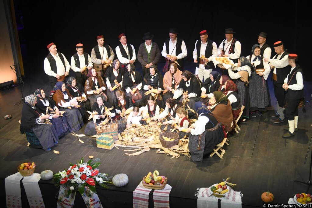 [VIDEO] Na Susretu hrvatskih folklornih ansambala u Bjelovaru nastupilo 460 folkloraša